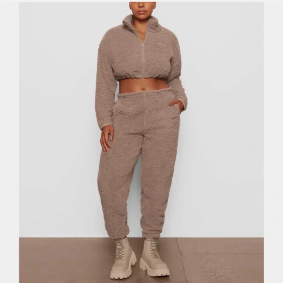 SKIMS Pants - NWT SKIMS Sherpa Teddy Jogger Brown Desert Size Medium